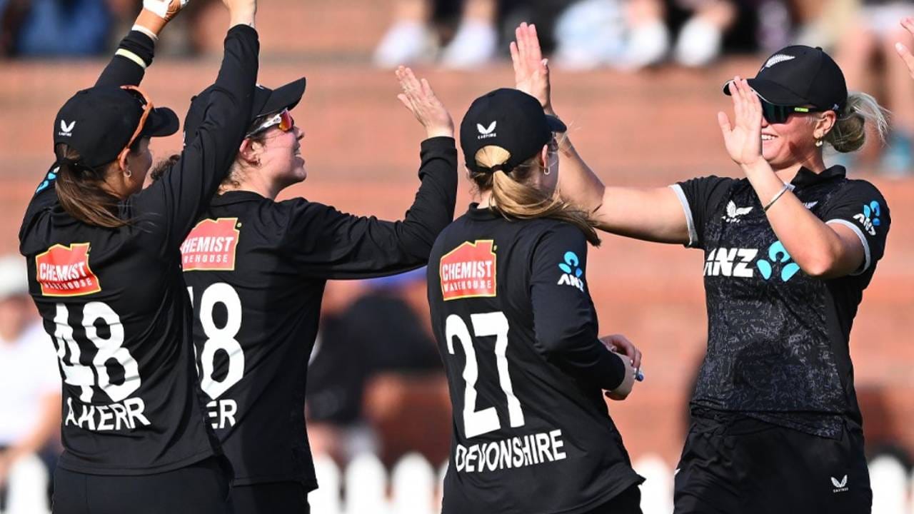 वुमन्स टी20 वर्ल्डकप 2026 स्पर्धेसाठी न्यूझीलंडने आपल्या संघाची घोषणा केली आहे. इंग्लंडनंतर संघाची घोषणा करणारा दुसरा संघ ठरला आहे. न्यूझीलंडने आपल्या संघातील 15 खेळाडूंची नाव घोषित केली आहेत.  (Photo: WHITE FERNS Twitter)