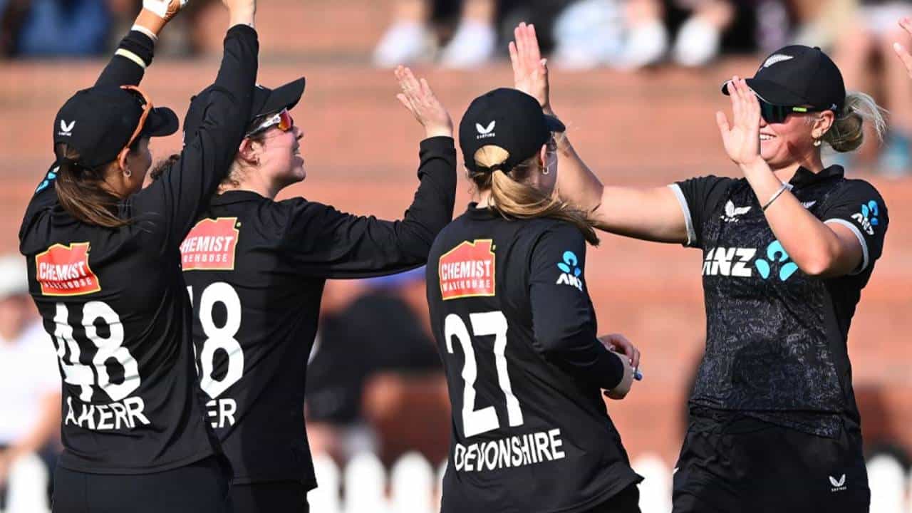 वुमन्स टी20 वर्ल्डकप 2026 स्पर्धेसाठी न्यूझीलंडने आपल्या संघाची घोषणा केली आहे. इंग्लंडनंतर संघाची घोषणा करणारा दुसरा संघ ठरला आहे. न्यूझीलंडने आपल्या संघातील 15 खेळाडूंची नाव घोषित केली आहेत. (Photo: WHITE FERNS Twitter)