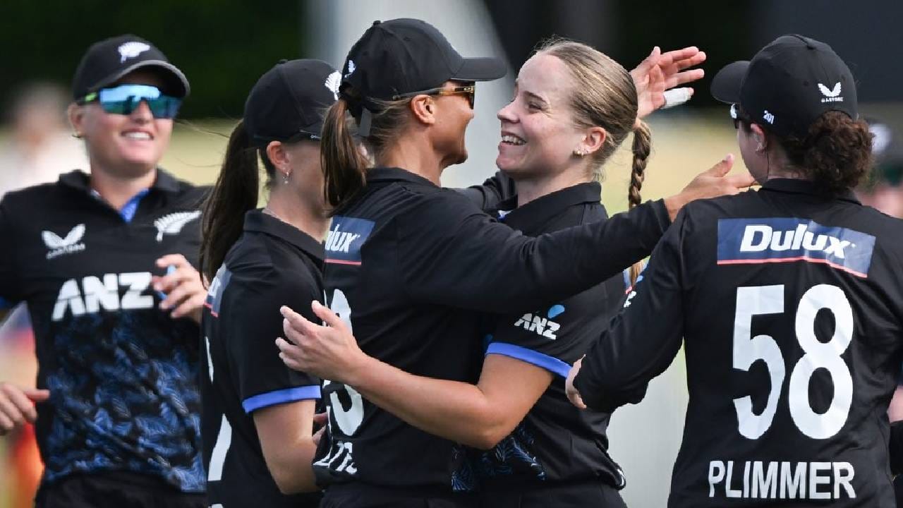 वुमन्स टी20 वर्ल्डकप 2026 स्पर्धा 12 जूनपासून सुरू होणार आहे. या स्पर्धेचं यजमानपद इंग्लंडकडे आहे. न्यूझीलंडचा या स्पर्धेतील पहिला सामना 13 जूनला वेस्ट इंडिजविरुद्ध होणार आहे. या स्पर्धेत एकूण 12 संघ असून दोन गट पडले आहेत. ऑस्ट्रेलिया, बांग्लादेश, भारत, नेदरलँड, पाकिस्तान आणि दक्षिण अफ्रिका एका गटात आहेत. तर इंग्लंड, आयर्लंड, न्यूझीलंड, स्कॉटलँड, श्रीलंका आणि वेस्ट इंडिज एका गटात आहेत.  (Photo: WHITE FERNS Twitter)