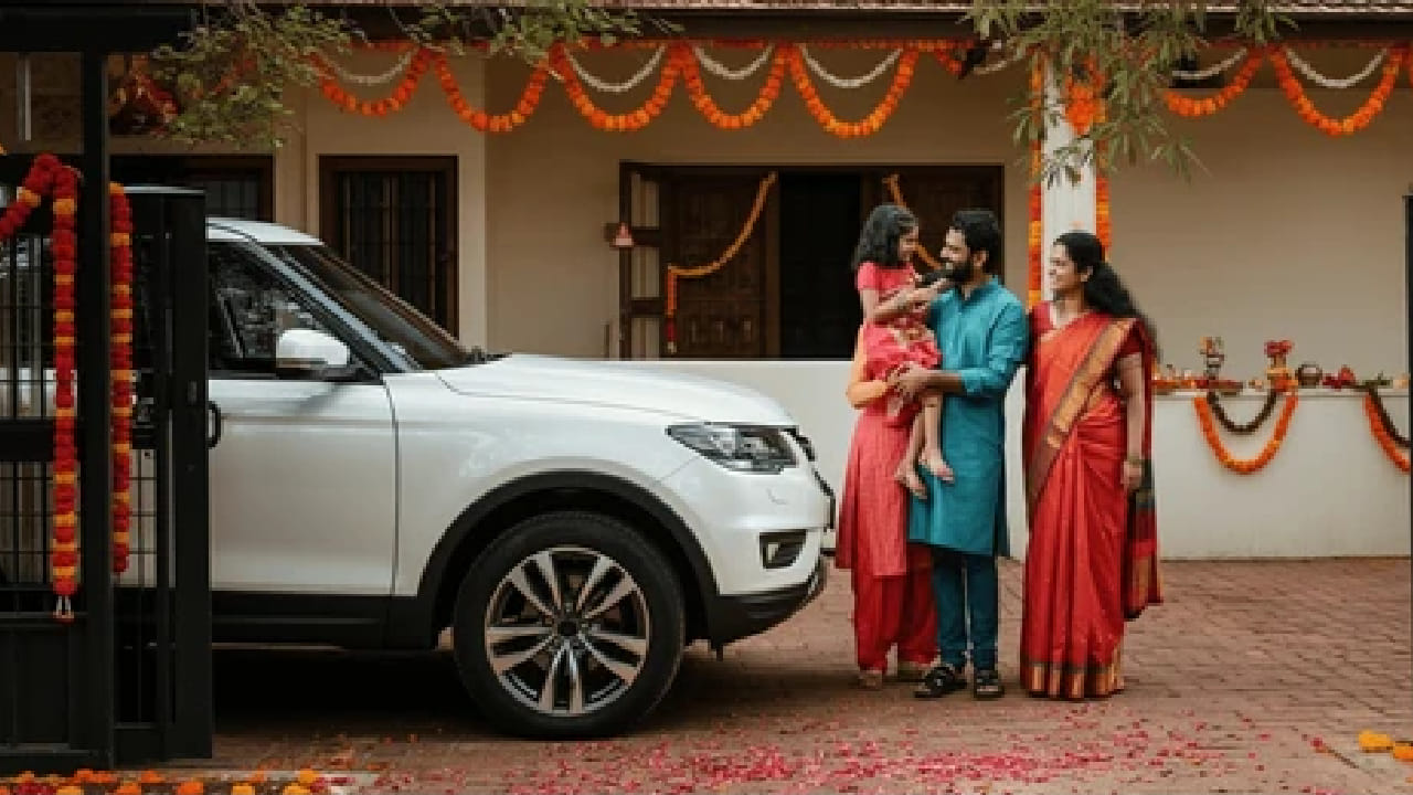 भारतात सध्या मोठ्या कुटुंबासाठी जास्त मायलेज आणि कमी किंमत असणाऱ्या कारसाठी ग्राहकांची प्रचंड पसंती आहे. अशातच आज आम्ही तुम्हाला भारतातील 7 सीटर कारबाबत सांगणार आहोत, ज्यांची किंमत 8 लाखांच्या आत आहे. फीचर्स देखील खूपच जबरदस्त आहेत.