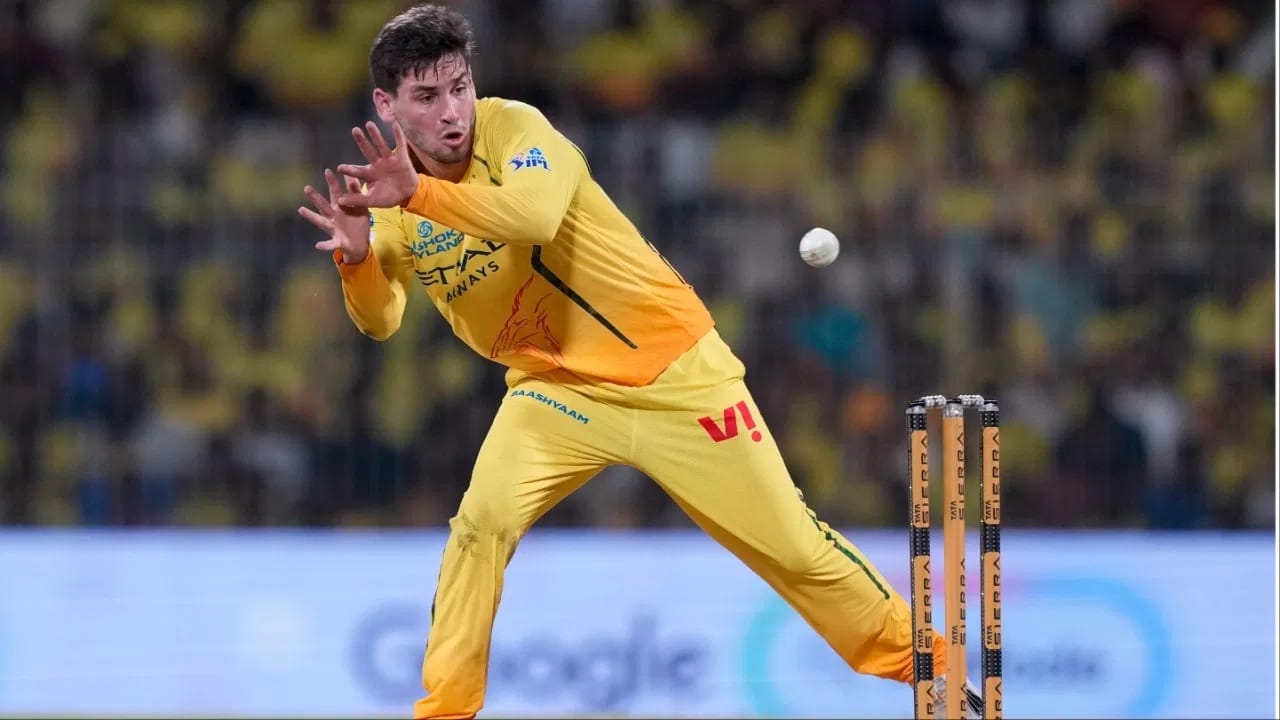 बुमराह व्यतिरिक्त चेन्नई सुपर किंग्सचे 2 गोलंदाजही विकेट्सचं खातं उघडण्यात अपयशी ठरले आहेत. फिरकीपटू नूर अहमद आणि वेगवान गोलंदाज खलील अहमद या दोघांना विकेट मिळवता आली नाहीय. सीएसकेने 19 व्या मोसमात तिन्ही सामने गमावले आहेत.  (Photo Credit: PTI)