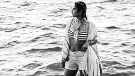 Beach वर नुसरत जहाँ हीचा ग्लॅमरस अंदाज, पाण्यात दिसला सिझलिंग लूक.