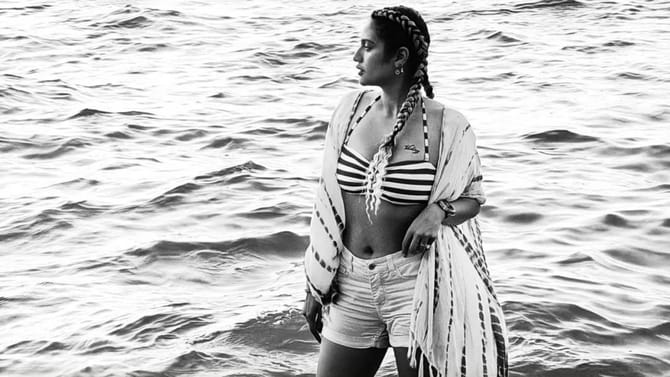 Beach वर नुसरत जहाँ हीचा ग्लॅमरस अंदाज, पाण्यात दिसला सिझलिंग लूक