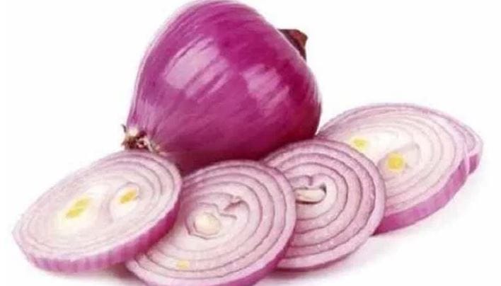 कोणतीही भाजी करायची म्हटलं तर त्यासाठी कांदा लागतोच. कांदा नसेल तर भाजी चवहीन लागते. फोडणी देताना कांदा नसेल तर भाजी चविष्ट लागत नाही. परंतु या कांद्याचा उपयोग फक्त भाजी चविष्ट लागावी एवढ्यापुरता मर्यादित नाही. 