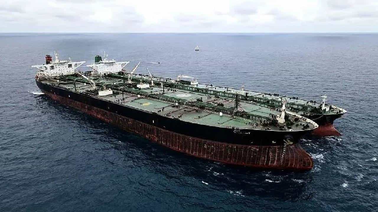 India Oil Import : पेमेंटच्या प्रॉब्लेममुळे भारताच्या दिशेने येणारं इराणी जहाज अचानक चीनकडे वळलं का? अखेर केंद्र सरकारने दिलं स्पष्टीकरण
