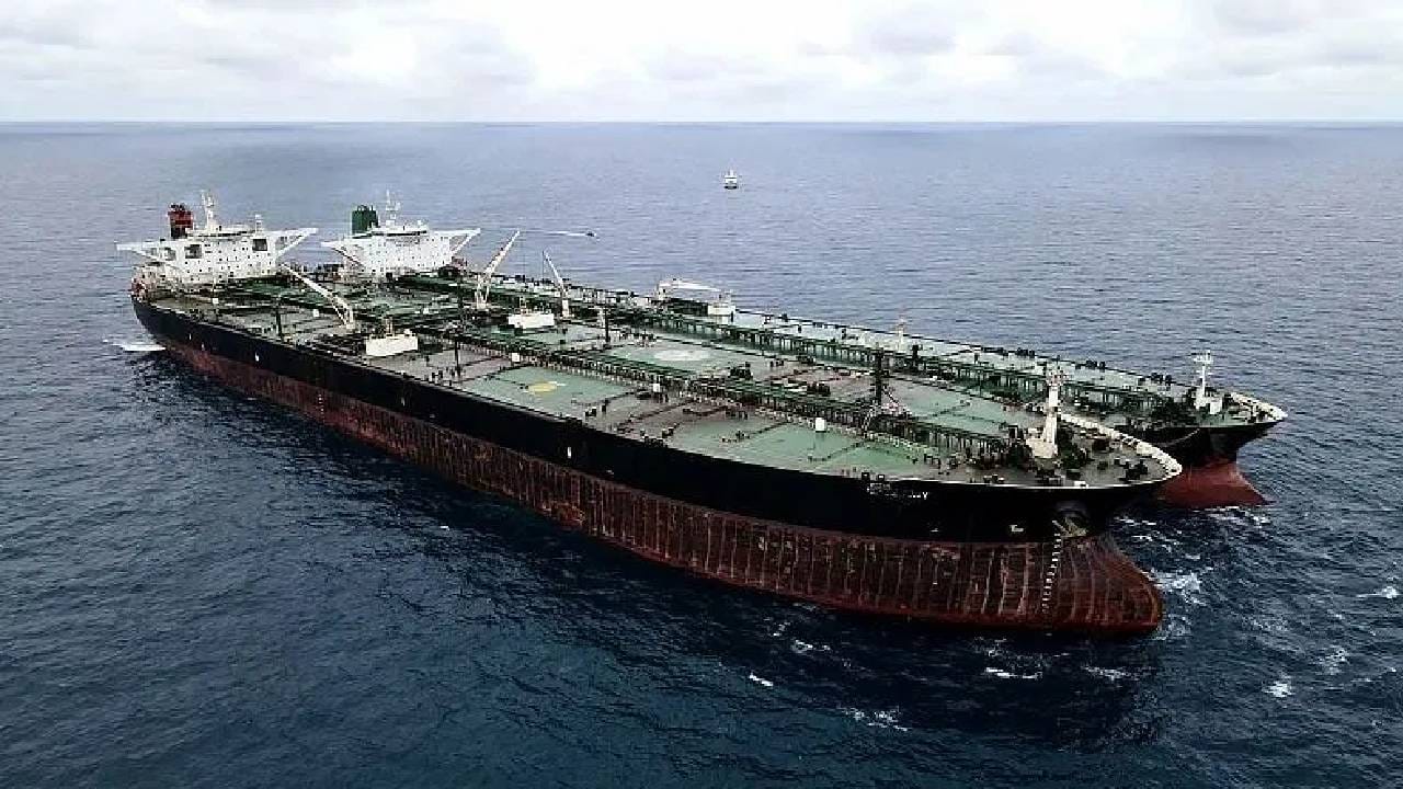 India Oil Import : पेमेंटच्या प्रॉब्लेममुळे भारताच्या दिशेने येणारं इराणी जहाज अचानक चीनकडे वळलं का? अखेर केंद्र सरकारने दिलं स्पष्टीकरण India Oil Import : पेमेंटच्या प्रॉब्लेममुळे भारताच्या दिशेने येणारं इराणी जहाज अचानक चीनकडे वळलं का? अखेर केंद्र सरकारने दिलं स्पष्टीकरण