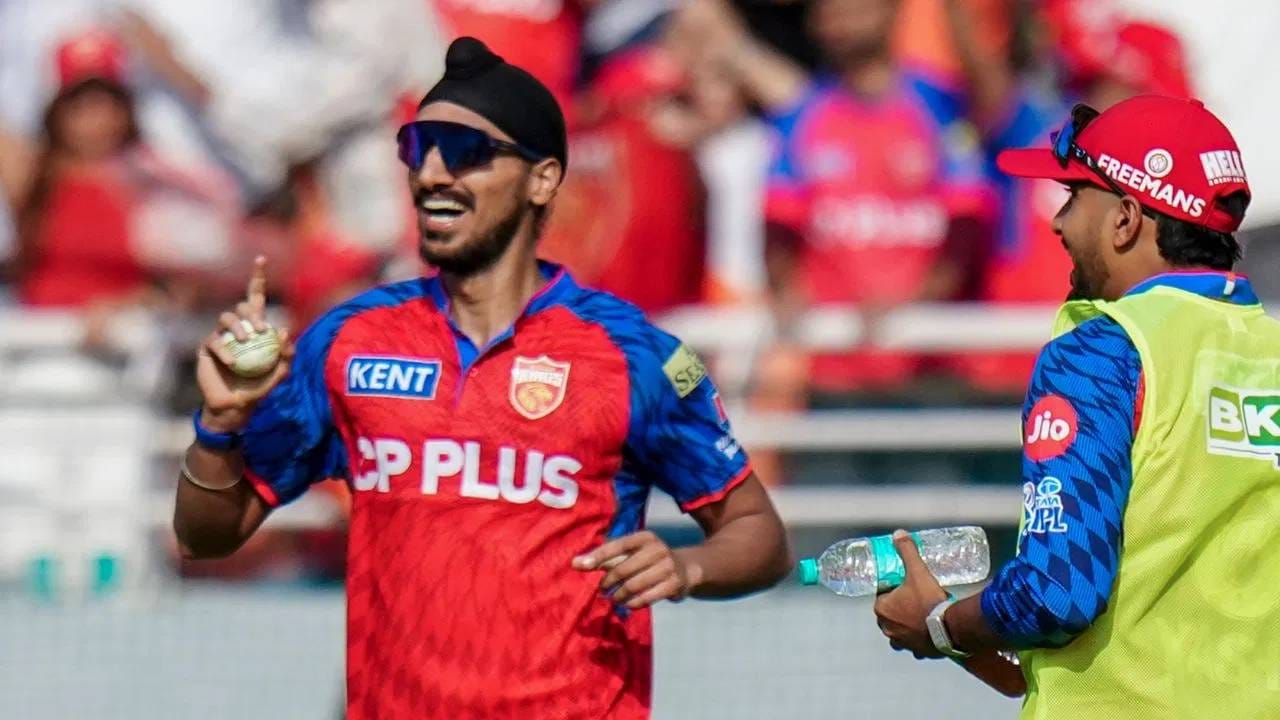 आयपीएल स्पर्धेतील प्रत्येक सामन्यात सर्वाधिक डॉट बॉल टाकणाऱ्या गोलंदाजाला ग्रीन डॉट बॉल पुरस्कार दिला जातो. अर्शदीपने सर्वाधिक धावा देऊनही डॉट बॉलमुळे त्याला हा पुरस्कार मिळाला. (PHOTO CREDIT- PTI)