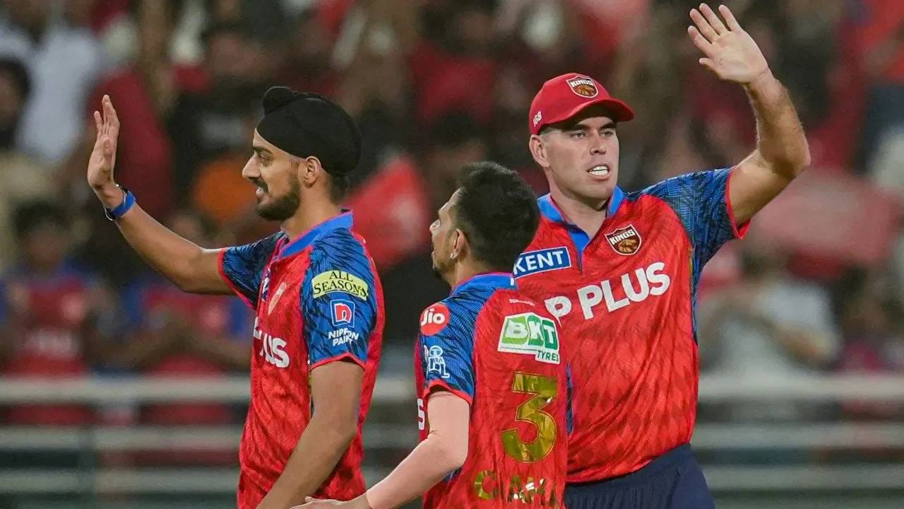 सनरायझर्स हैदराबादविरुद्धच्या सामन्यात पंजाबचा स्टार गोलंदाज अर्शदीप सिंग महागडा ठरला. त्याने 4 षटकातक 12.50 च्या इकोनॉमी रेटने 50 धावा दिल्या. या दरम्यान त्याने दोन विकेट काढल्या. इतकी वाईट कामगिरी करूनही त्याला खास बक्षीस मिळालं. (PHOTO CREDIT- PTI)