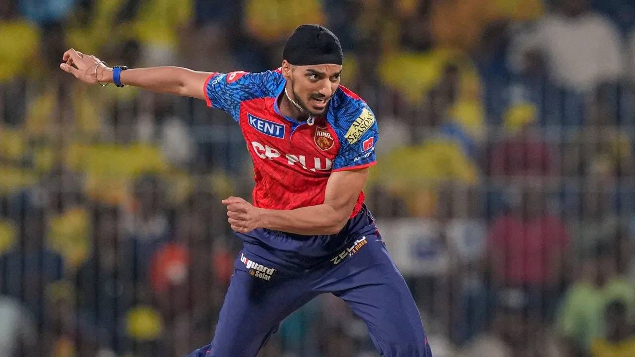 आयपीएल 2026 पर्वात अर्शदीप सिंग काही खास गोलंदाजी करू शकला नाही. आतापर्यंत खेळलेल्या 4 सामन्यात फक्त दोन विकेट घेतल्या. या दोन विकेट याच सामन्यात आल्या. म्हणजेच मागच्या तीन सामन्यात एकही विकेट आली नाही. (PHOTO CREDIT- PTI)