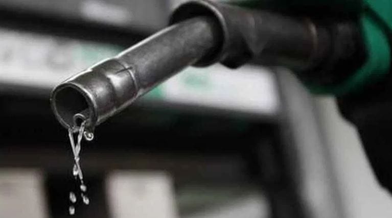 इराण युद्धामुळे संपूर्ण जगापुढे उर्जासंकट निर्माण झाले आहे. भारतातही पेट्रोल आणि डिझेलची टंचाई पाहायला मिळत आहे. दुसरीकडे घरगुती गॅस सिलिंडरची किंमतही वाढली असून सिलिंडर वेळेवर मिळत नाहीये. दरम्यान, या जगात सर्वात महाग आणि स्वस्त पेट्रोल कुठे मिळते, ते जाणून घेऊ या...