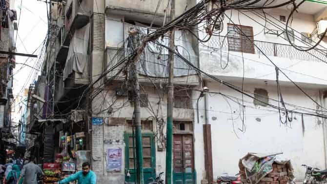 पाकिस्तानात हाहाकाराला सुरूवात, वीज पुरवठा खंडीत, तब्बल इतके तास..