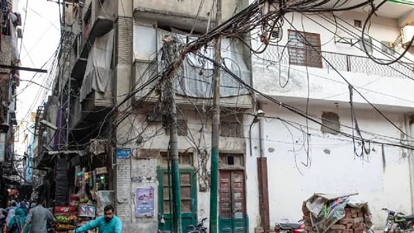 पाकिस्तानात हाहाकाराला सुरूवात, वीज पुरवठा खंडीत, तब्बल इतके तास..
