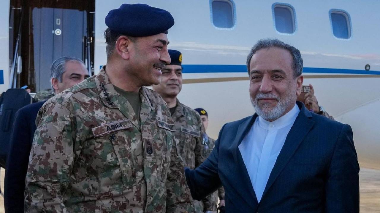 इराण आणि अमेरिका युद्धात मोठ्या घडामोडी घडताना दिसत आहेत. पाकिस्तानचे लष्करप्रमुख आसिम मुनीर इराणमध्ये दाखल झाले. यावेळी ते इराणच्या महत्वाच्या अधिकाऱ्यांसोबत चर्चा करत आहेत.