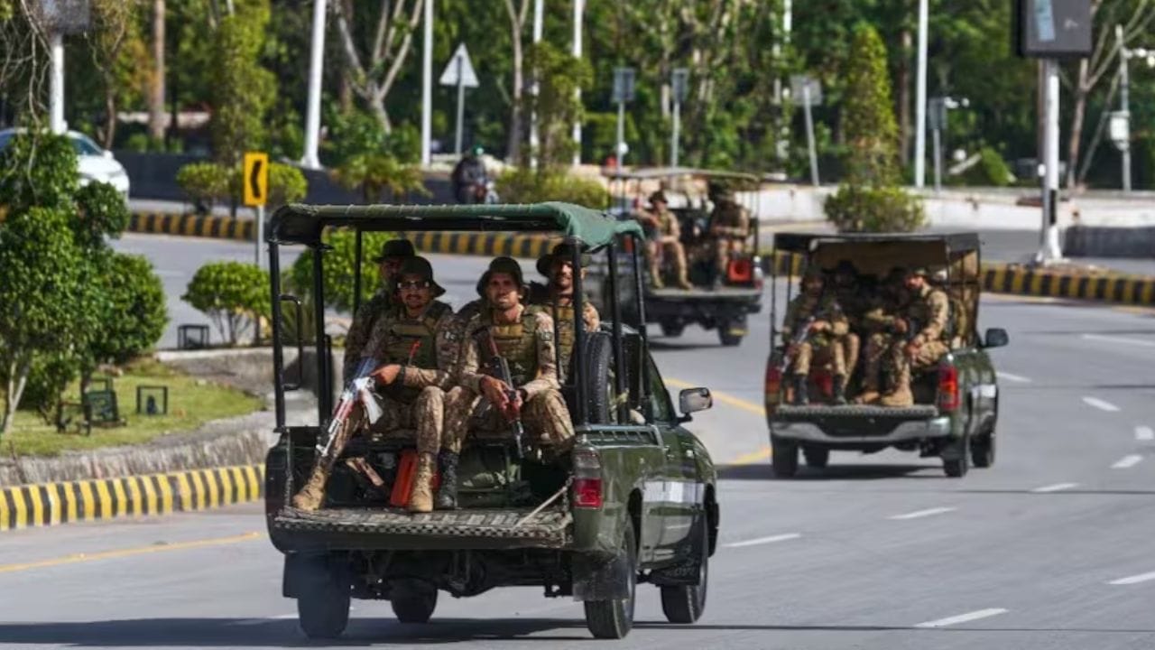 सरकारी कार्यालय, शाळा आणि महाविद्यालयांना सुट्टी जाहीर, पाकिस्तान सरकारचा थेट निर्णय, युद्धात..