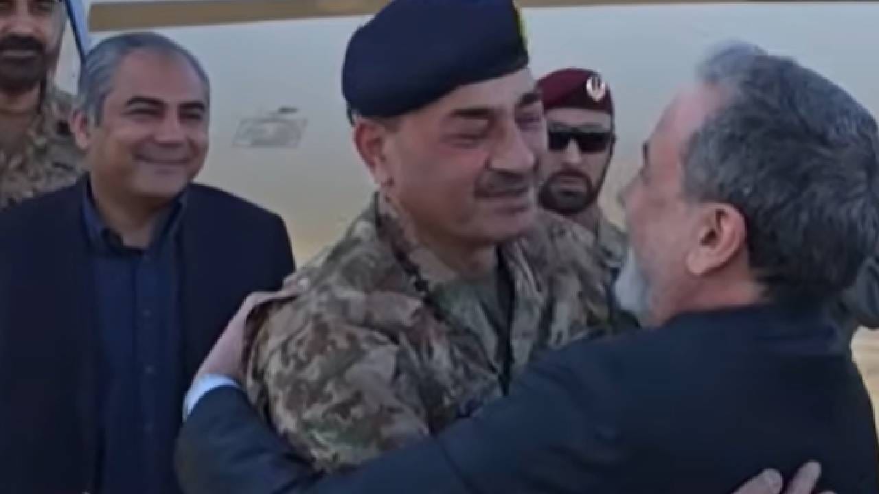 भारताचा ट्रॉफी चोर इराणमध्ये, पाकिस्तानचे शक्तीप्रदर्शन, तो धक्कादायक फोटो पुढे.. भारताचा ट्रॉफी चोर इराणमध्ये, पाकिस्तानचे शक्तीप्रदर्शन, तो धक्कादायक फोटो पुढे..