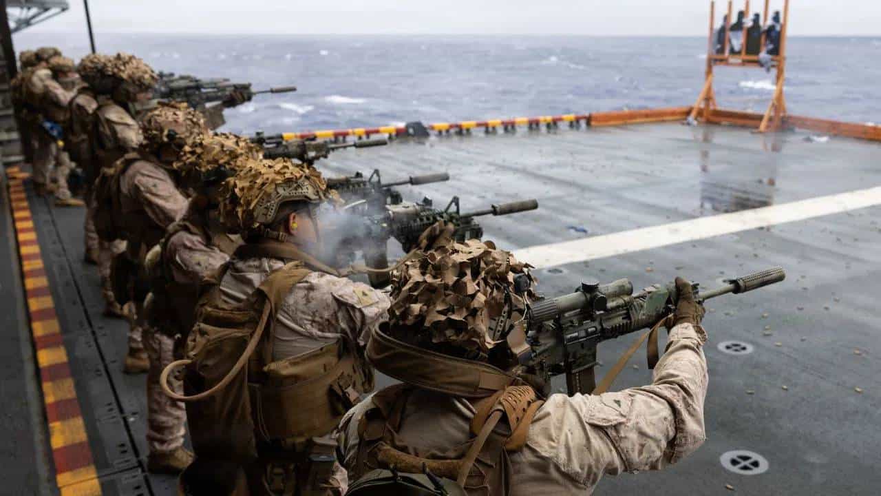 होर्मुजच्या खाडीत भयानक घडलं, शांतता चर्चेसाठी पायघड्या घालणाऱ्या पाकलाच अमेरिकेचा मोठा दणका, 2 जहाजं