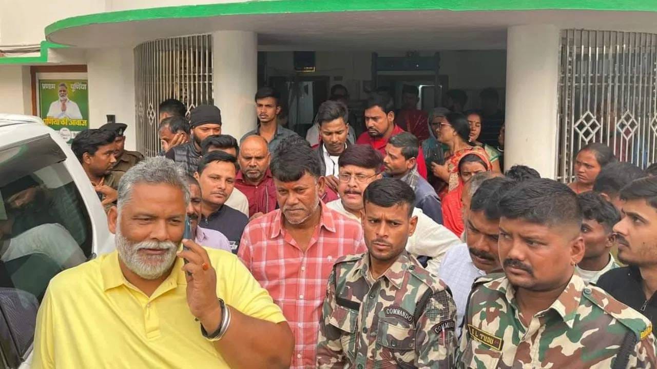 मोबाईलवर एक व्हिडीओ क्लिप दाखवत पप्पू यादव म्हणाले, "वृत्तपत्राच्या लोकांनी गर्ल्स हॉस्टेलमध्ये स्टिंग ऑपरेशन केले. ही एक घटना नसून अशा अनेक घटना आहेत. अशाच प्रकारे अनेक मुली पकडल्या गेल्या. हे संपूर्ण शोषण नेत्यांद्वारे आणि नेत्यांसाठीच सुरू आहे." त्यानंतर दुसरी क्लिप दाखवताना ते म्हणाले, "पाटणा आणि मोठ्या शहरांमध्ये अधिकाऱ्यांना मुली पुरवल्या गेल्या. मी जे काही बोलतो ते पुराव्याशिवाय नसते. कायद्यानुसार तुम्ही हे स्टिंग ऑपरेशन केले आहे."