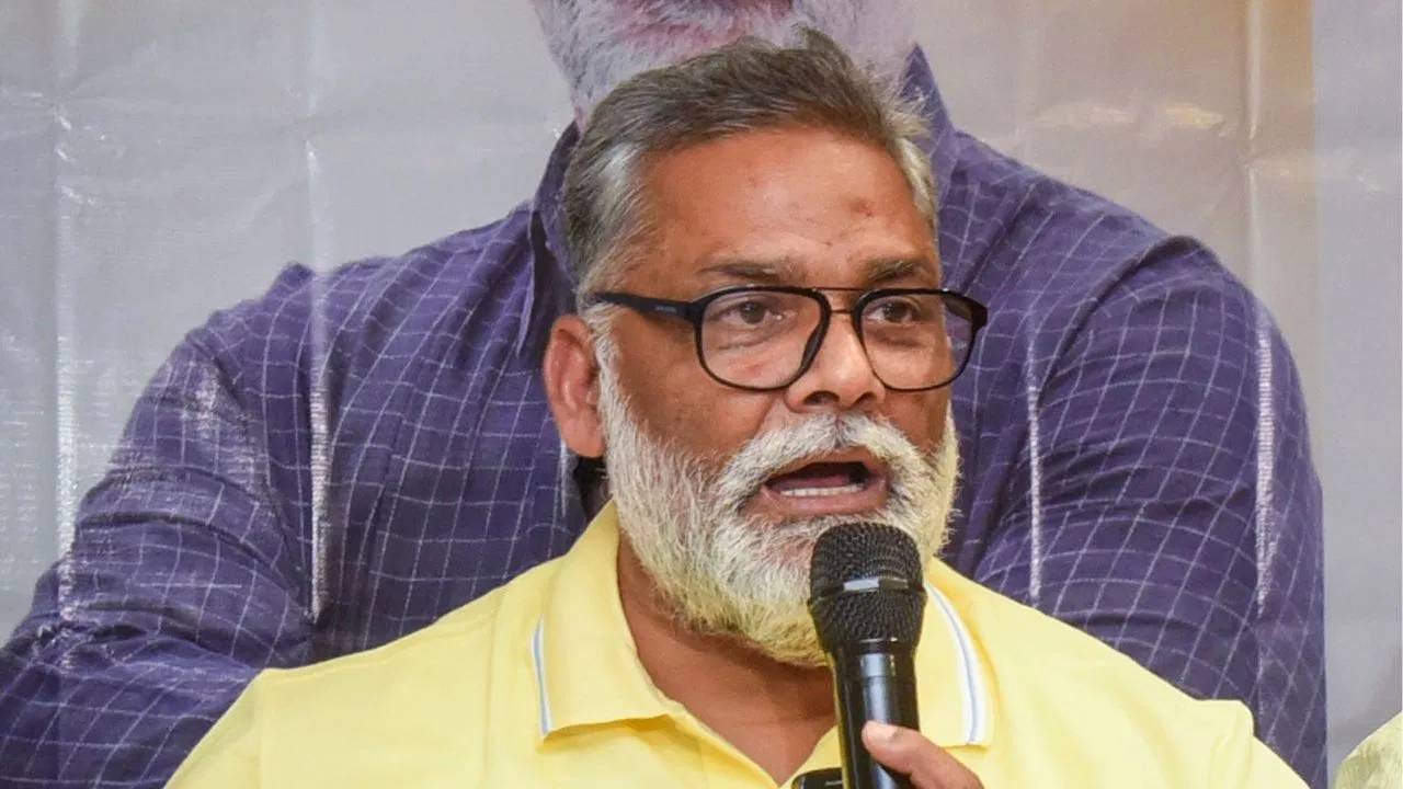 त्या म्हणाल्या की, पप्पू यादव यांनी आयोगाची नोटीस कचऱ्याच्या डब्यात टाकून अध्यक्षांवर अशोभनीय टिप्पणी केली. त्यांनी जेडीयूच्या कार्याध्यक्षांसोबत अध्यक्षांचा फोटो शेअर करून अव्यवहार्य भाष्य केले. पप्पू यादव यांच्या या वर्तणुकीची महिला आयोगाने पुन्हा दखल घेतली आहे. नोटिशीमध्ये म्हटले आहे की, महिला आयोगाच्या अध्यक्षांच्या प्रतिमेला तडा गेला असून, याप्रकरणी मानहानीचा खटला दाखल केला जाईल. तसेच, पप्पू यादव यांना ३० एप्रिल रोजी पुराव्यांसह हजर राहण्याचे निर्देश देण्यात आले आहेत.