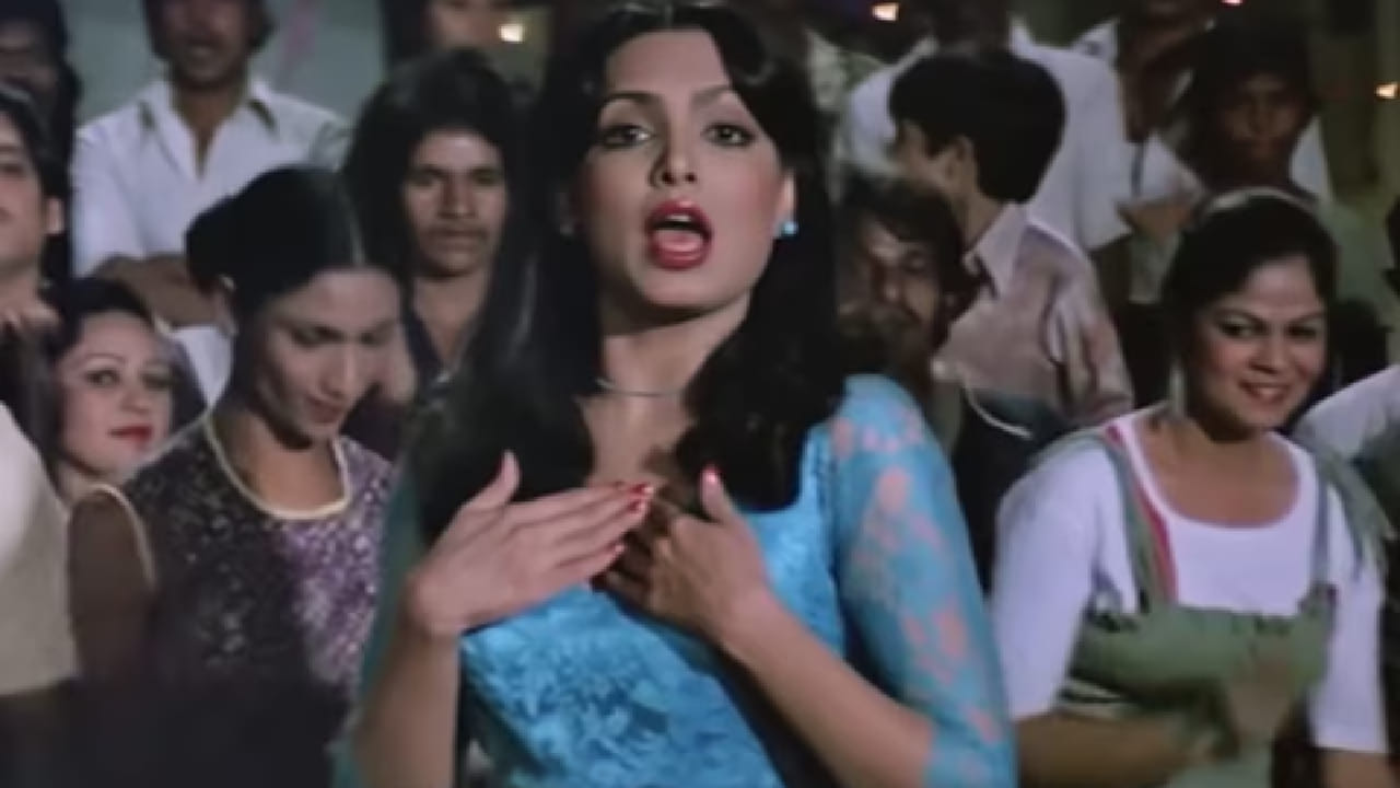 बॉलिवूडमधील दिग्गज कलाकार अमिताभ बच्चन आणि परवीन बाबी यांनी एकत्र अनेक हिट चित्रपट दिले आहेत. त्यांच्या अशाच एका लोकप्रिय चित्रपटातील गाण्याची आजही प्रेक्षकांमध्ये मोठी क्रेझ आहे. हे गाणं म्हणजे ‘अंग्रेजी में कहते हैं आई लव यू’, जे 1982 मध्ये प्रदर्शित झालेल्या 'खुद्दार'  या चित्रपटातील आहे.