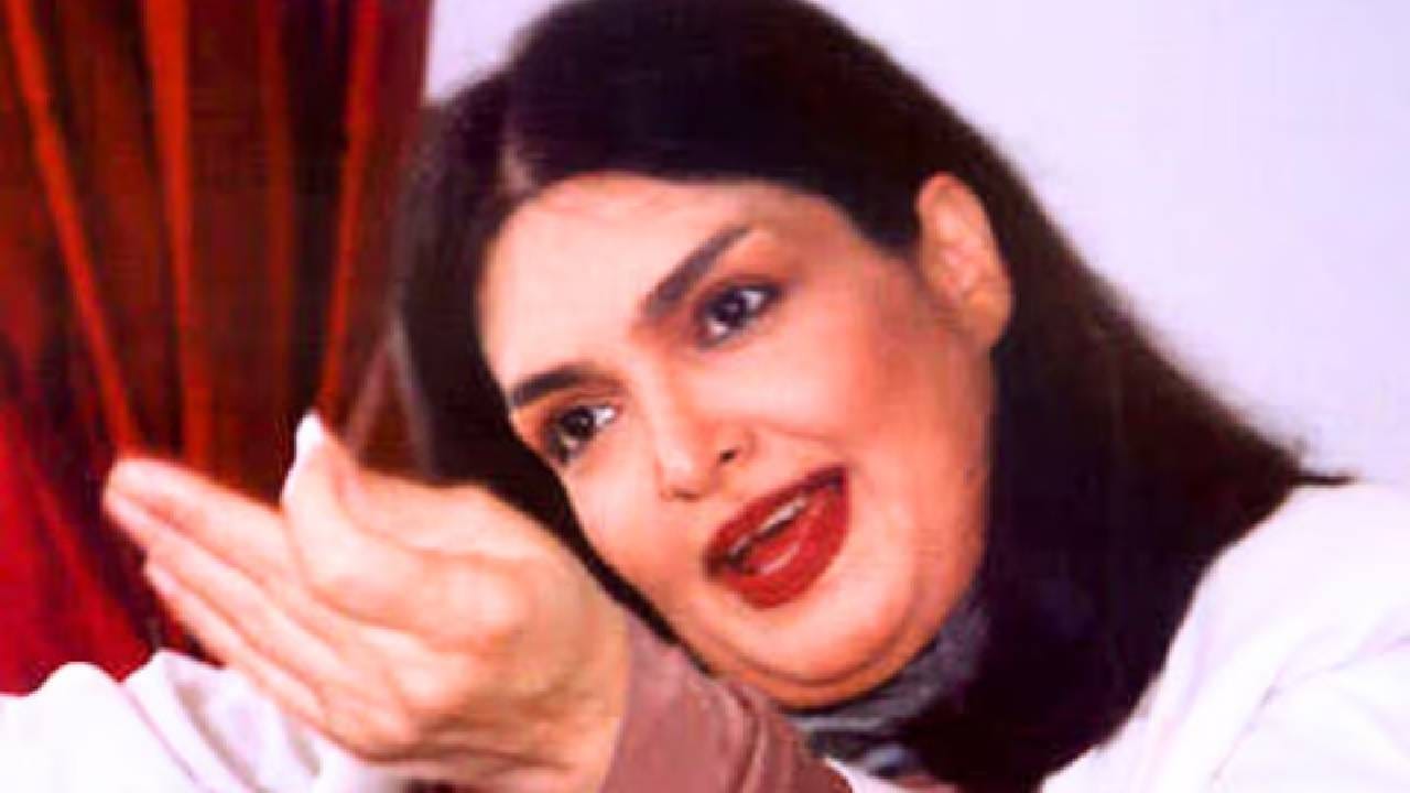 २००५ मध्ये परवीन बाबीचा मृत्यू मुंबईतील फ्लॅटमध्ये झाला. सर्वात दुःखद बाब ही होती की तिच्या मृत्यूबद्दल अनेक दिवस कोणालाही कळलेच नाही. नंतर जेव्हा दरवाजा उघडला तेव्हा तिचा मृतदेह आत सापडला. पोस्टमॉर्टममध्ये मधुमेह आणि भूक यांसारख्या कारणांमुळे मृत्यू झाल्याचे समोर आले. मीडियाने याला ‘भुकेच्या यातनेने झालेला मृत्यू’ म्हणूनही संबोधले. ज्या अभिनेत्रीने ग्लॅमरची नवीन व्याख्या लिहिली होती, तीच शेवटी एकटेपण आणि आजाराची बळी ठरली. तिची कहाणी आजही लोकांना विचार करायला भाग पाडते. तरीही आजही तिला तिच्या अनोख्या अंदाजासाठी ओळखले जाते.