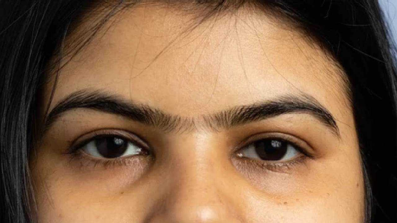 जोडलेल्या भुवया असलेल्या व्यक्ती आपल्या विचारांबाबत स्पष्ट असतात. त्या निर्णय घेताना ठाम भूमिका घेतात आणि काम पूर्ण करण्यावर भर देतात.