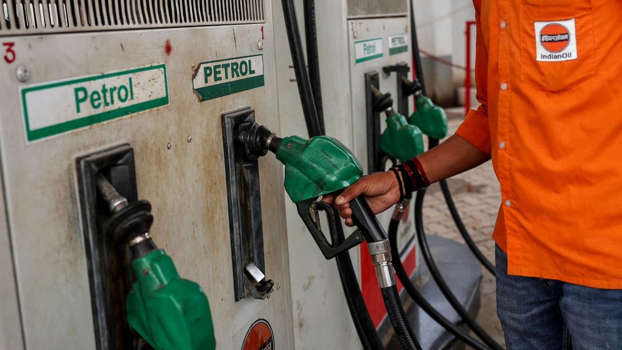 पेट्रोल तयार होण्यास किती वेळ लागतो? : कच्चे तेल तयार होण्यासाठी भौगोलिक परिस्थितीनुसार सुमारे 10 मिलियन ते 300 मिलियन वर्षे लागतात. त्यानंतर त्या कच्च्या तेलाचे शुद्धीकरण करून पेट्रोल तयार केले जाते.