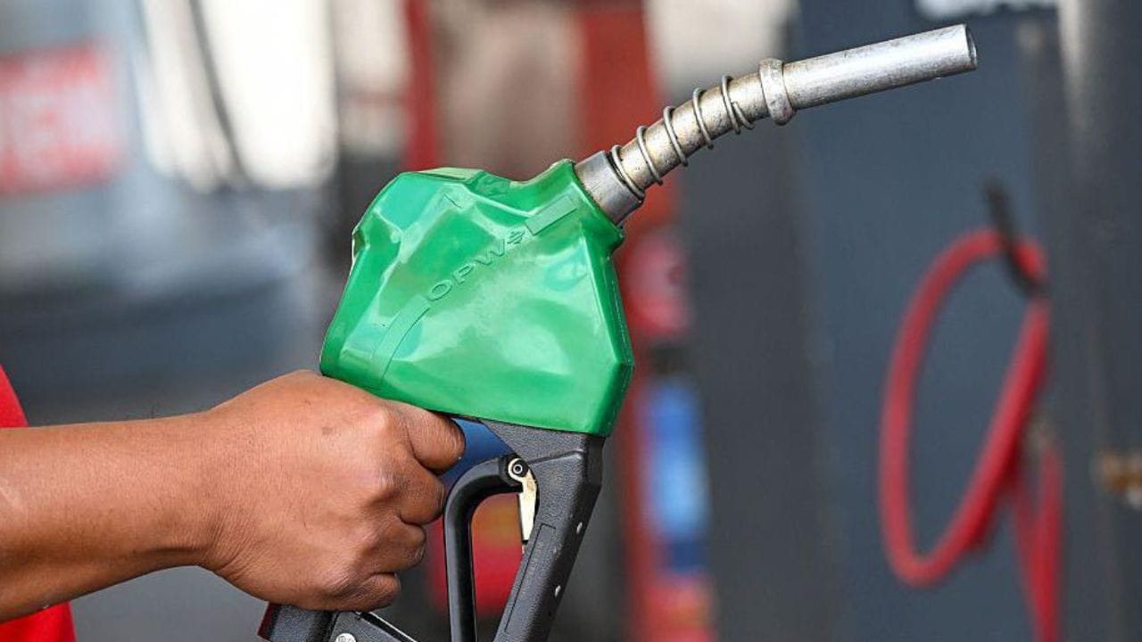 पेट्रोल म्हणजे काय? : पेट्रोल हे वाष्पशील (Evaporative) हायड्रोकार्बनचे मिश्रण आहे. त्याचे रासायनिक आणि भौतिक गुणधर्म वेगवेगळे असतात. पेट्रोल हे कच्च्या तेलापासून तयार केले जाते. कच्च्या तेलाचे शुद्धीकरण करून पेट्रोल तयार होते.