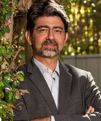 तंत्रज्ञानाच्या जोरावर या देशाने अनेक मोठी आणि महत्त्वाची कामगिरी करून दाखवलेली आहे. त्यामुळेच या देशातील सर्वाधिक श्रीमंत व्यक्त कोण आहे? ते जाणून घेऊ या. ईबे (eBay) या ई-कॉमर्स प्लॅटफॉर्मचे संस्थापक पियरे ओमिडयार हे इराणचे सर्वाधिक श्रीमंत व्यक्ती आहेत.