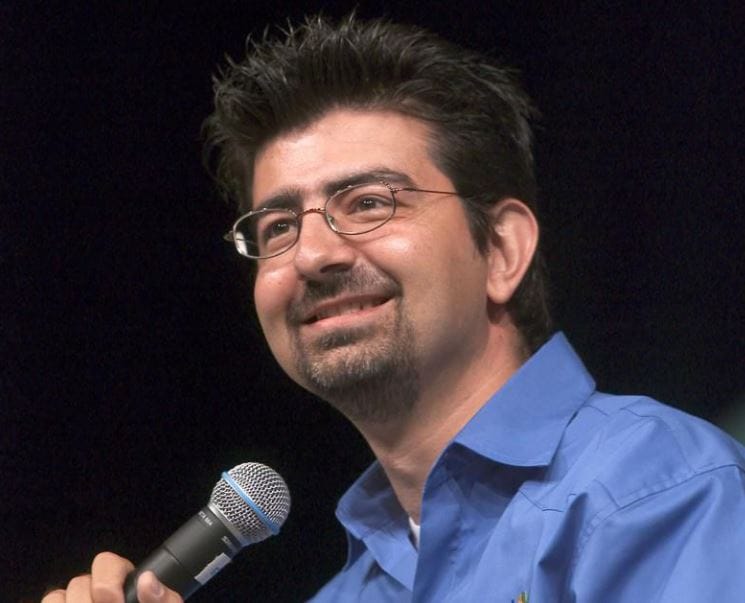 ते मूळचे इराण वशी आहेत. त्यांचा जन्म हा पॅरिसमध्ये झाला होता. ते सध्ये अमेरिकेतच राहतात. परंतु त्यांचे आई-वडील हे मूळचे इराणी आहेत. त्यांची आई प्रसिद्ध शिक्षणतज्ज्ञ तर वडील एक डॉक्टर राहिलेले आहेत. आपल्या बुद्धीच्या जोरावर पियरे ओमिडयार यांनी तंत्रज्ञान क्षेत्रात आपला वेगळा ठसा उमटवलेला आहे. 