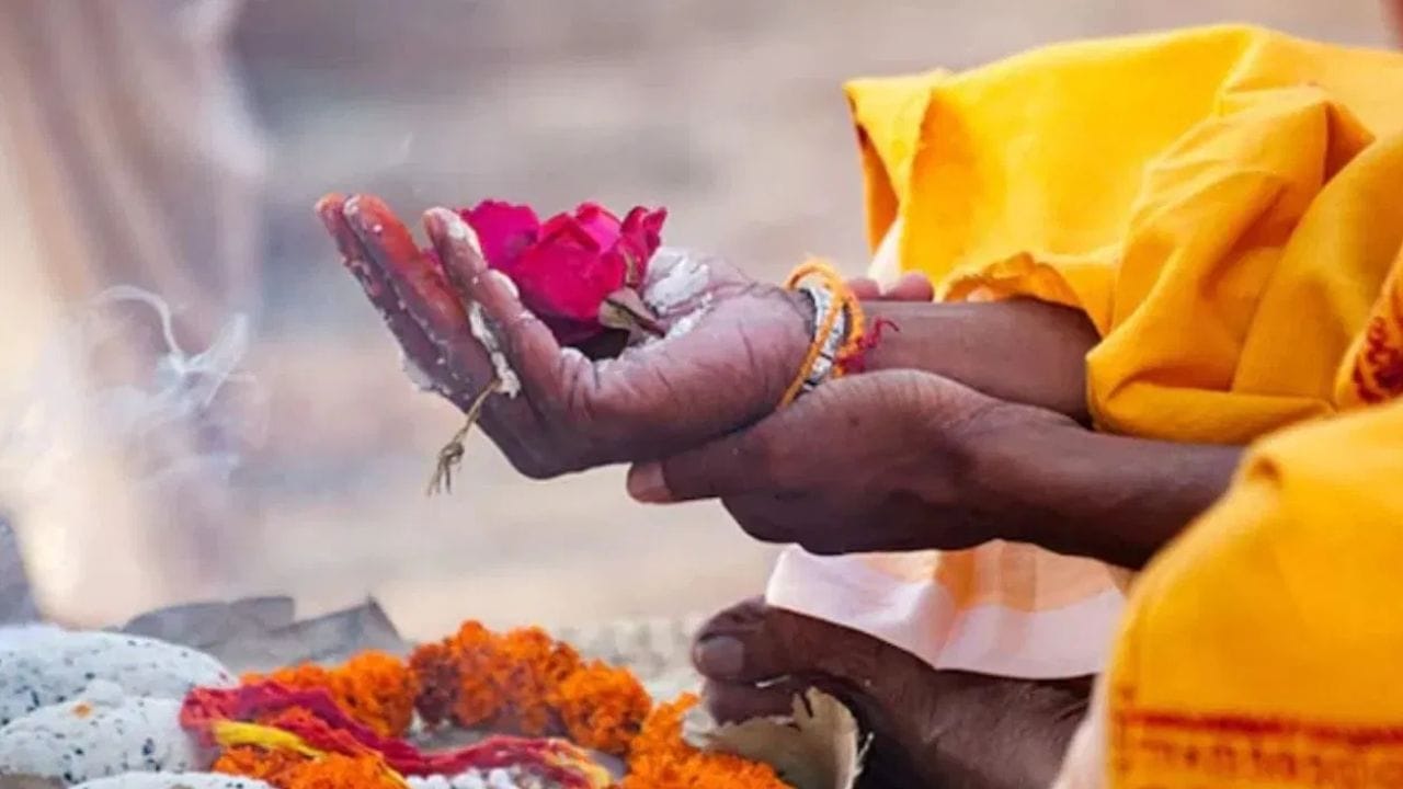 Vastu Shastra : पितृदोषापासून मिळेल कायमची मुक्ती, करा वास्तुशास्त्रात सांगितलेले हे सोपे उपाय Vastu Shastra : पितृदोषापासून मिळेल कायमची मुक्ती, करा वास्तुशास्त्रात सांगितलेले हे सोपे उपाय