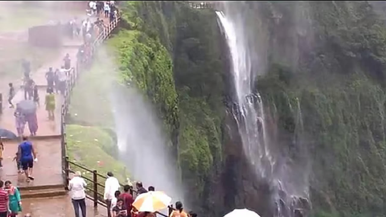 अंबोली हिल स्टेशन हे केवळ देशांतर्गतच नाही तर परदेशी पर्यटकांनाही आकर्षित करत आहे. शांतता, स्वच्छ हवा आणि नैसर्गिक सौंदर्य यामुळे विदेशी पर्यटकही या ठिकाणाला मोठ्या प्रमाणात पसंती देतात.