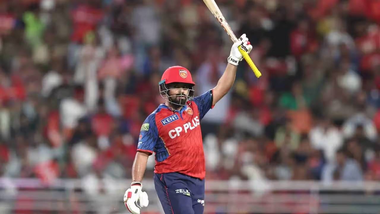 प्रभसिमरन सिंगने पंजाब किंग्साठी 50 पेक्षा धावा करणाऱ्या खेळाडूंच्या यादीत स्थान मिळवलं आहे.  पंजाबसाठी 50पेक्षा जास्त धावा करणारा तिसरा फलंदाज ठरला आहे. पंजाब किंग्साठी 12व्यांदा 50 हून अधिक धावा केल्या आहेत. ख्रिस गेलने 11वेळा अशी कामगिरी केली होती.  (Photo: IPL/BCCI)