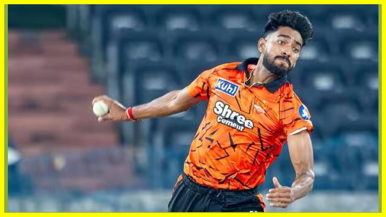 Praful Hinge Networth : सनराईजर्स हैदराबाद संघाने डिसेंबर 2025 मधील लिलावात प्रफुल्ल हिंगे याला 30 लाख रुपयांमध्ये खरेदी केले होते. त्याने सनराईजर्स संघाचा विश्वास डळमळू दिला नाही. संघ व्यवस्थापनाचा त्याला संघात घेण्याचा निर्णय फायदेशीर ठरला. पदार्पणातच त्याने सरस कामगिरी केली. पहिल्याच सामन्यात त्याने खेळाडूंना तंबूत पाठवले.