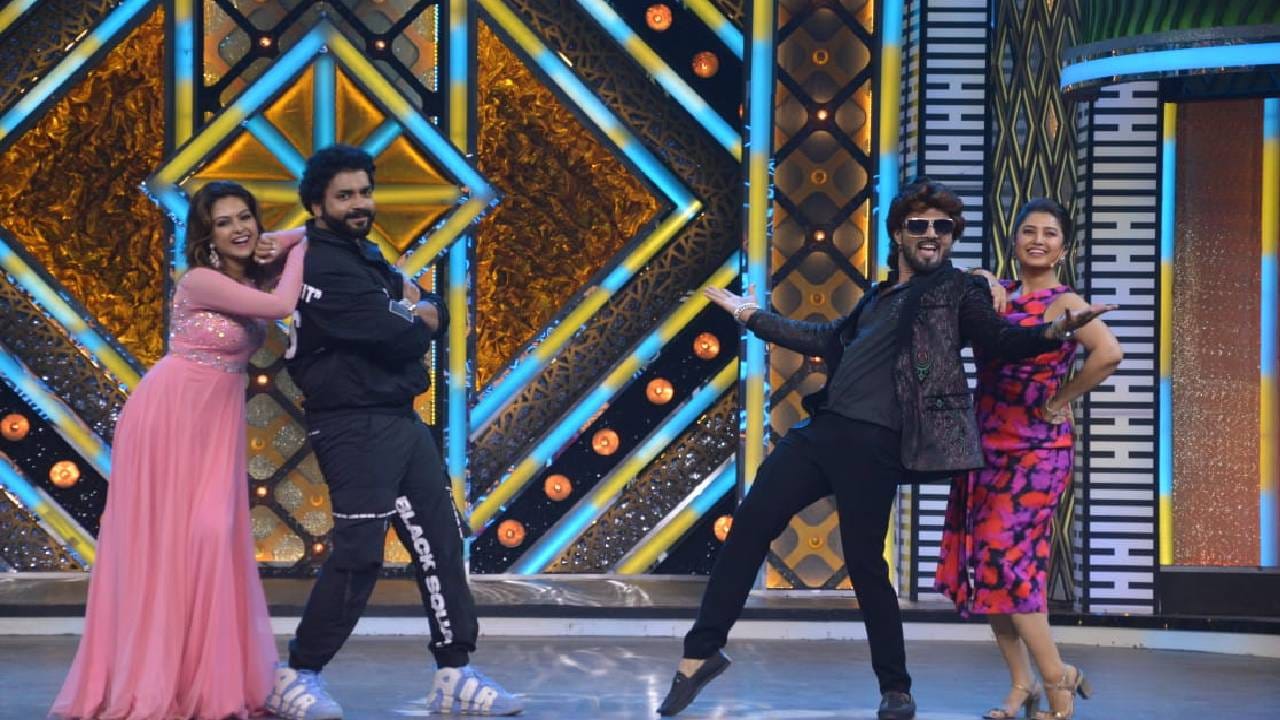 या सर्व मान्यवरांच्या उपस्थितीत रंगणारा हा भाग प्रेक्षकांसाठी खास मेजवानी ठरणार आहे. प्राजक्ता माळीचा अहिराणी ठेक्यावरचा दमदार डान्स आणि हास्यजत्रेच्या कलाकारांची भन्नाट कॉमेडी यामुळे आजचा भाग अत्यंत मनोरंजक असेल, यात काही शंका नाही. 
