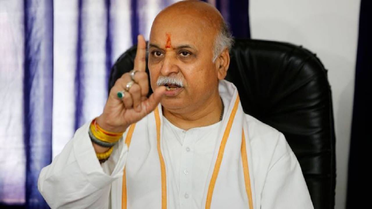 Pravin Togadia : वाईट नियत ठेऊन महिलांजवळ जाणाऱ्याला बसणार इलेक्ट्रिक शॉक, प्रवीण तोगडिया काय म्हणाले?