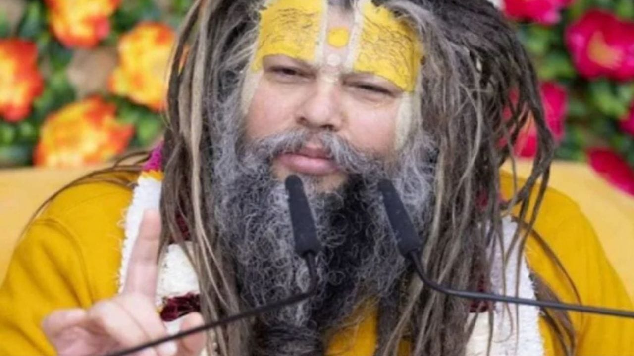 प्रेमानंद महाराजांच्या मते, हा केवळ पैशांचा व्यवहार नसून तो थेट आपल्या पुनर्जन्माशी जोडलेला आहे. प्रेमानंद महाराजांना एका भक्ताने विचारले की, "महाराज, जर कर्ज न फेडता आपला मृत्यू झाला, तर ते फेडण्यासाठी पुन्हा जन्म घ्यावा लागतो का?" यावर महाराजांनी अत्यंत सोप्या भाषेत कर्माचे सिद्धांत समजावून सांगितले.