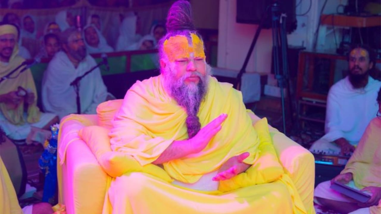 जर समोरची व्यक्ती पैसे देऊ शकत नसेल, तर त्याला मनापासून माफ करा. जेव्हा तुम्ही कोणाला माफ करता, तेव्हा त्या कर्जाचा हिशोब तिथेच संपतो आणि दोन्ही व्यक्ती त्या बंधनातून मुक्त होतात, असे महाराज म्हणाले.