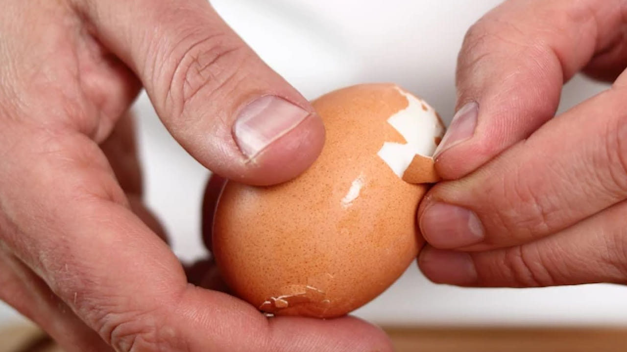 लिंबातील सौम्य आम्लामुळे अंड्याच्या कवचावरचा ताण कमी होतो आणि आतला पडदा सैल होतो. यामुळे अंडी व्यवस्थित शिजतात आणि सोलताना सहज निघतात. 