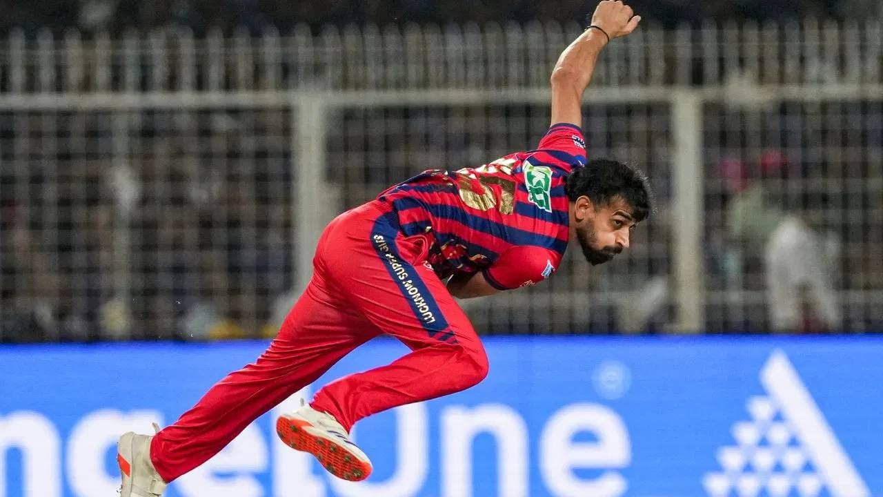 प्रिन्स यादव मागच्या सीजनमध्ये 6 सामने खेळला. त्याने 9.85 इकॉनमीने 3 विकेट काढलेत. या सीजनमध्ये तो चांगल्या फॉर्ममध्ये दिसतोय. सतत चांगलं प्रदर्शन करतोय. PTI 