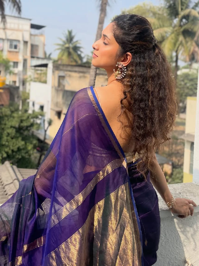 लाखो चाहत्यांची क्रश, निळ्या साडीमधील ही अभिनेत्री कोण?