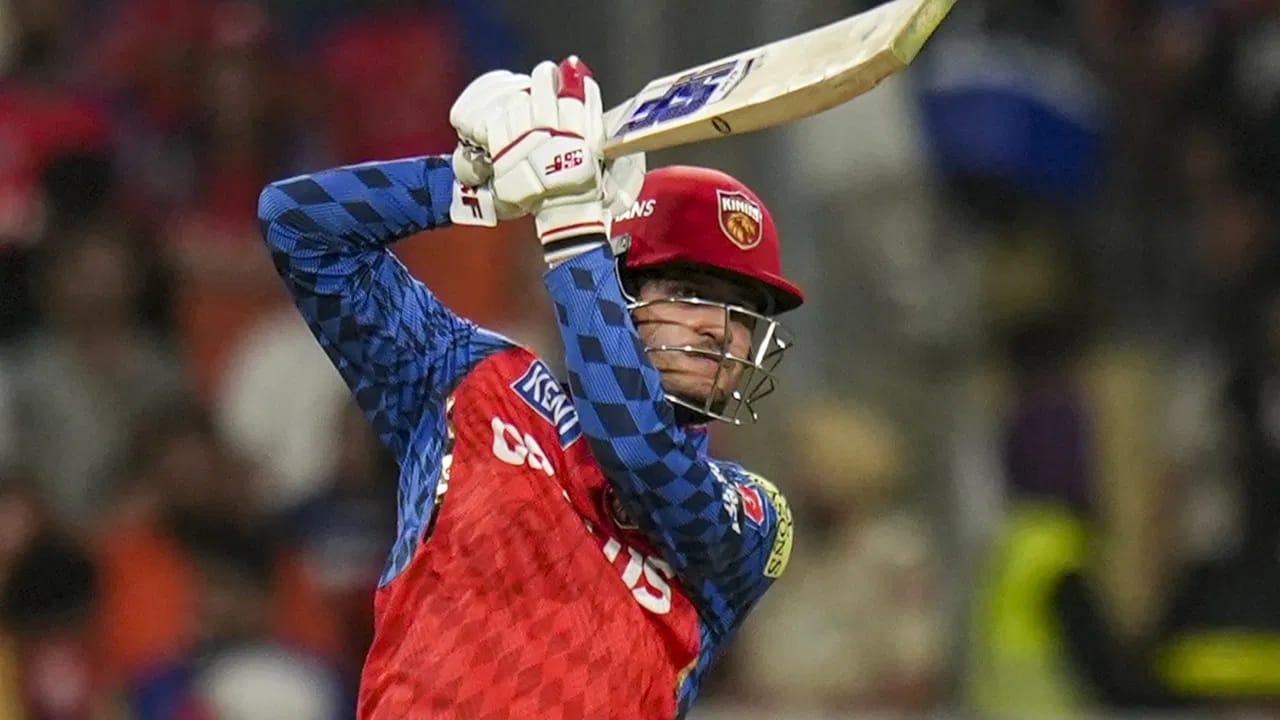 प्रियांश आर्या याने आतापर्यंत 51 षटकार लगावले आहेत. प्रियांश 7.41 बॉलनंतर सिक्स खेचतो. श्रेयस अय्यर याने 61 षटकार लगावले आहेत. श्रेयस 8.5 बॉलनंतर सिक्स लगावतो. (Photo Credit : PTI)