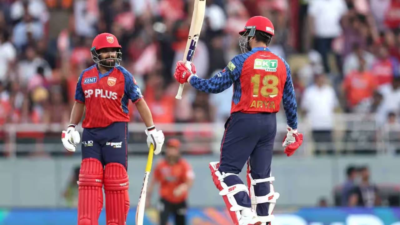 प्रियांश आर्याने दुसर्‍या षटकात जयदेव उनाकडचा सामना करताना 4 चेंडूत 11 धावा तिसऱ्या षटकात इशान मलिंगाचा सामना करताना 4 चेंडूत 7 धावा  चौथ्या षटकात जयदेव उनाडकला 1 चेंडूत 1 धाव पाचव्या षटकात इशान मलिंगाला 3 चेंडूत 11 धावा सहाव्या षटकात हर्षल पटेलला 6 चेंडूत 21 धावा केल्या. (Photo: IPL/BCCI)