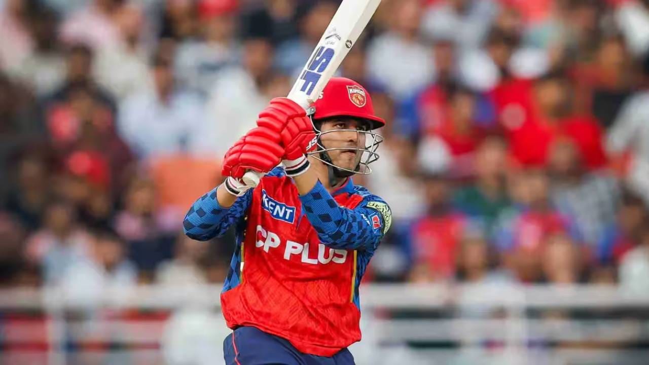 पंजाब किंग्सकडून विजयी धावांचा पाठलाग करण्यासाठी प्रभसिमरन सिंग आणि प्रियांश आर्या मैदानात उतरले होते. या दोघांनी आक्रमक सुरूवात केली. पावरप्लेमध्ये 93 धावा केल्या. तसेच 38 चेंडूत 99 धावांची खेळी केली. यात प्रियांश आर्याने 20 चेंडूत 57 धावा केल्या.(Photo: IPL/BCCI)