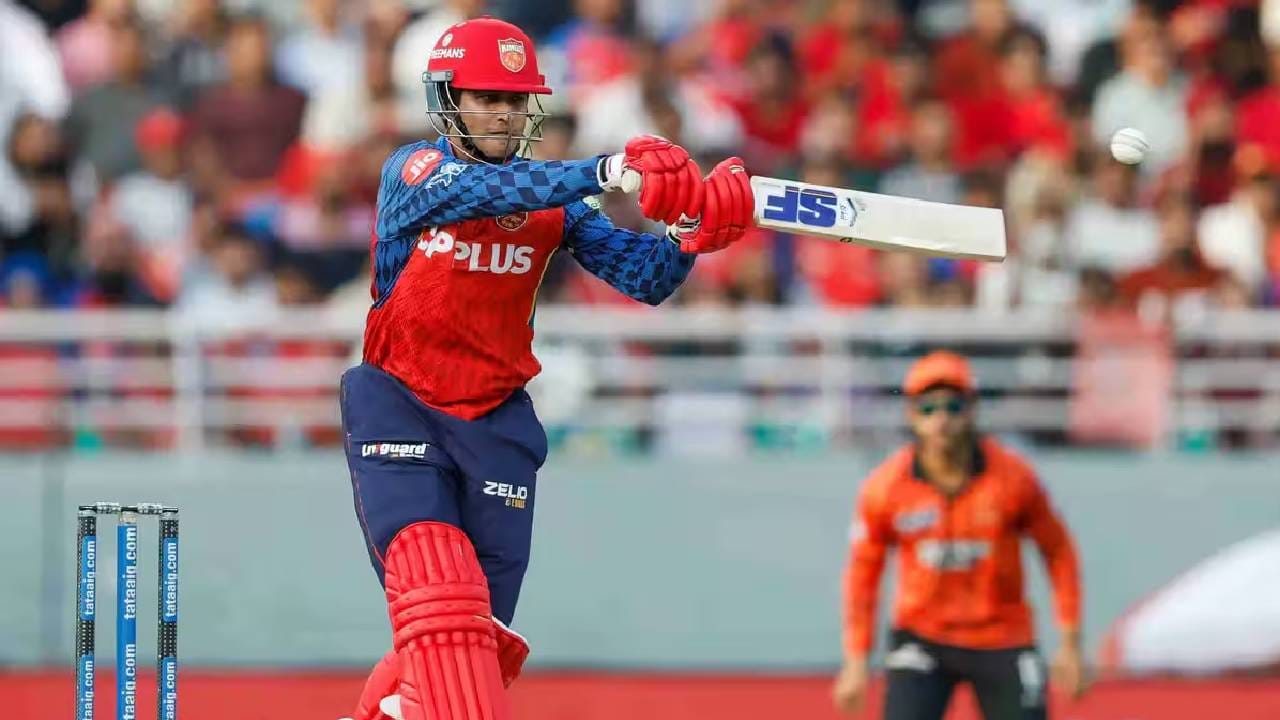 प्रियांश आर्याने 16 चेंडूत 4 षटकार आणि 4 चौकारांच्या मदतीने 50 धावा केल्या. यावेळी त्याचा स्ट्राईक रेट हा 312.50 चा होता. पंजाब किंग्ससाठी केएल राहुलनंतर दुसरं वेगवान अर्धशतक प्रियांश आर्याने ठोकलं. (Photo: IPL/BCCI)