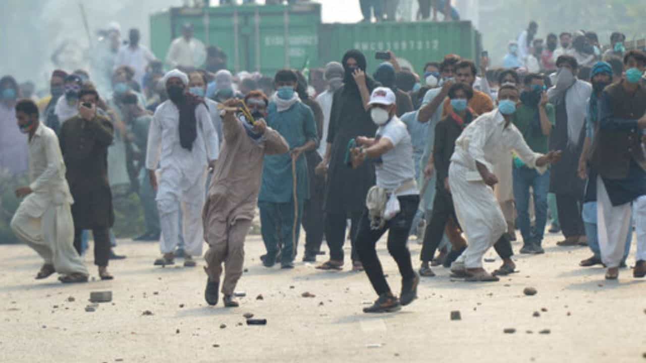 लॉकडाऊन अंगाशी... पाकिस्तानमध्ये हाहाकार... कराचीपासून पेशावरपर्यंत जोरदार निदर्शने; पाकचे कंबरडे...