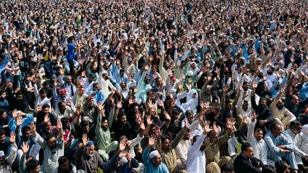 आंदोलकांनी पाकिस्तान सरकारचं नाक दाबलं, हजारो लोक रस्त्यावर... 100 शहरांमध्ये खळबळ
