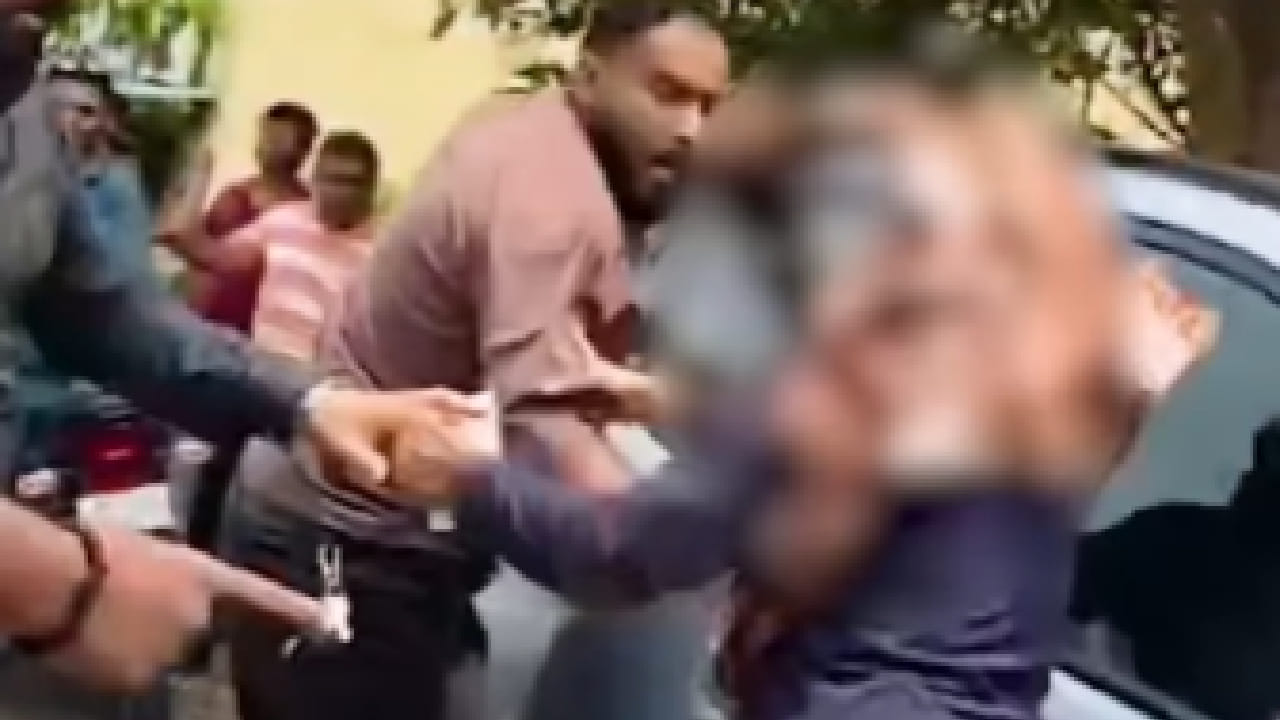 पुणे शहरात गेल्या काही दिवसांत गुन्हेगारी आणि वादाच्या घटनांमध्ये वाढ होत असल्याचे चित्र दिसत आहे. अशातच हडपसर परिसरातील अत्यंत वर्दळीच्या 15 नंबर चौकात भरदिवसा घडलेल्या मारहाणीच्या घटनेने नागरिकांमध्ये भीतीचे वातावरण निर्माण केले आहे.