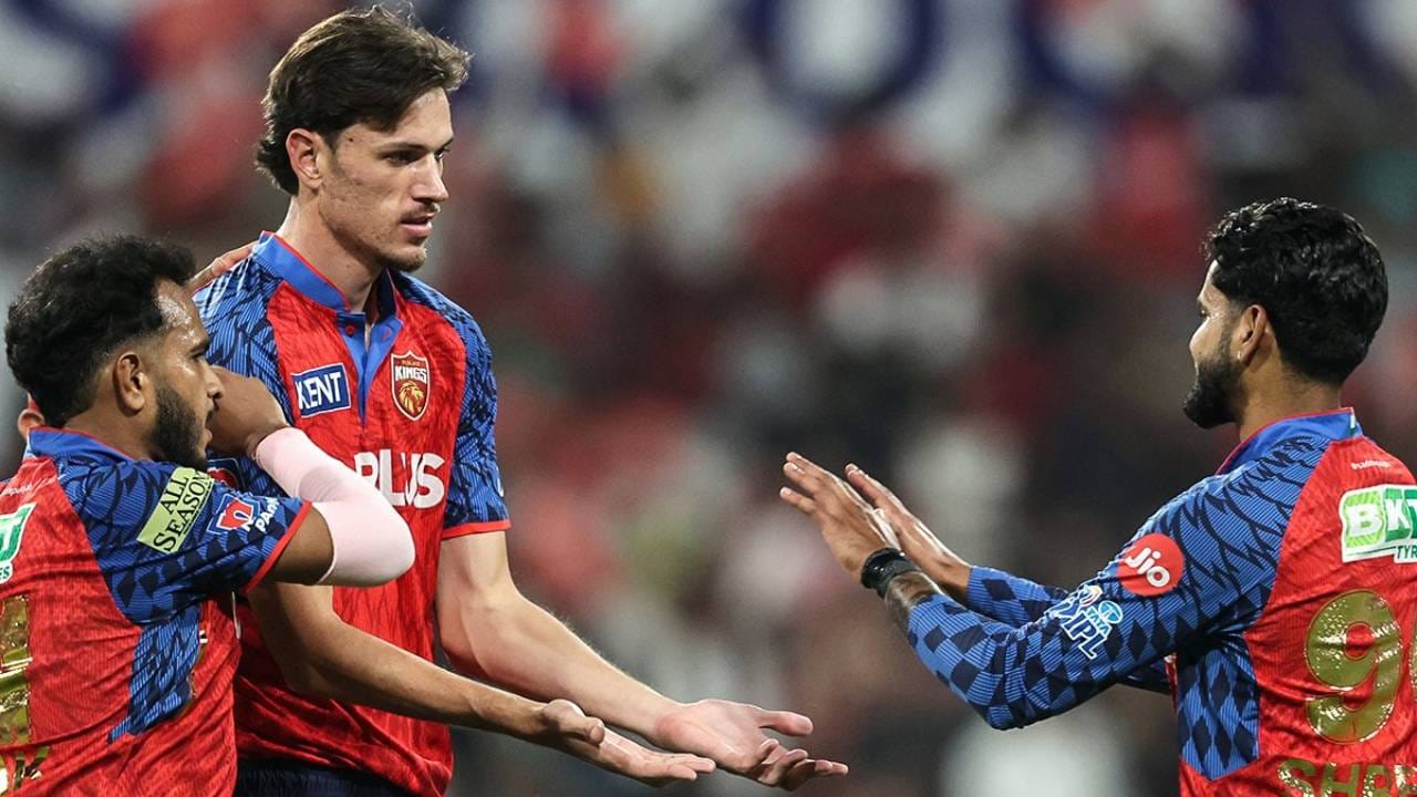 आयपीएल 2026 स्पर्धेत पंजाब किंग्सने जबरदस्त कामगिरीचं दर्शन घडवलं आहे. श्रेयस अय्यरच्या नेतृत्वात जबरदस्त कामगिरी केली आहे. तसेच आयपीएल स्पर्धेत पंजाब किंग्सने 11 गुण मिळवून स्पर्धेत इतिहासाची नोंद केली आहे. यापूर्वी अशी कामगिरी कोणत्याही संघाला करता आली नाही. (Photo: Punjab Kings Twitter)