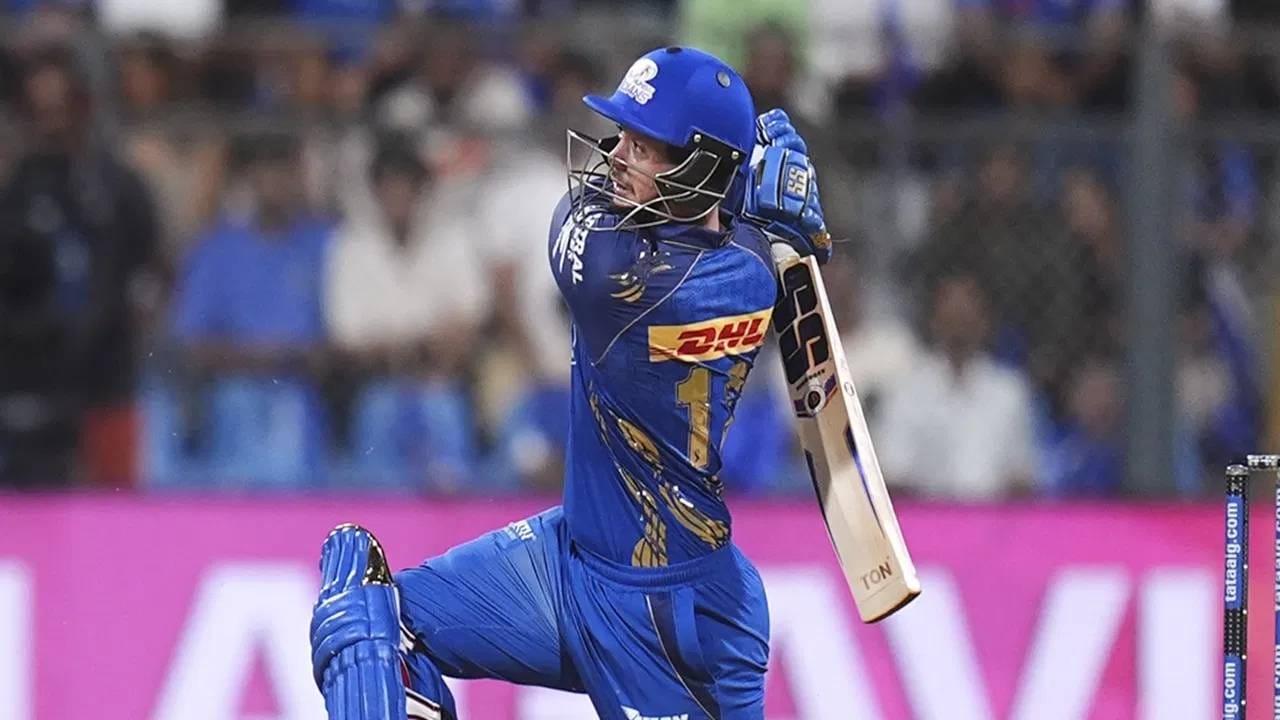 आयपीएल स्पर्धेत तीन शतकं ठोकणारा पहिला विकेटकीपर ठरला आहे. त्याने एडम गिलख्रिस्ट पंत केएल राहुल आणि संजू सॅमसन यांना मागे टाकलं आहे. यांनी विकेटकीपर असताना 2-2 शतकं ठोकली आहेत.  (Photo: PTI)