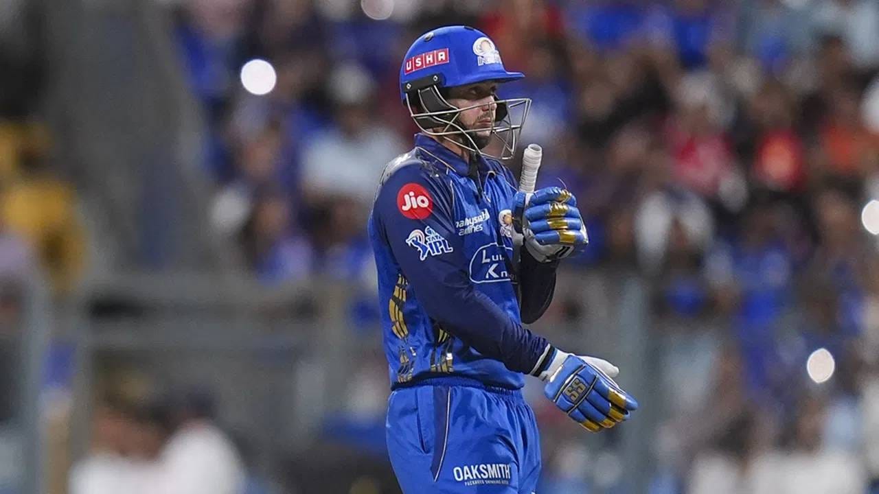 क्विंटन डिकॉकने तीन आयपीएल संघासाठी शतक ठोकलं आहे. अशी कामगिरी करणारा पहिला विदेशी खेळाडू ठरला आहे. त्याने दिल्ली कॅपिटल्स, लखनौ सुपर जायंट्स आणि मुंबई इंडियन्ससाठी शतक ठोकलं आहे. केएल राहुल आणि संजू सॅमसनने अशी कामगिरी केली आहे.  (Photo: PTI)